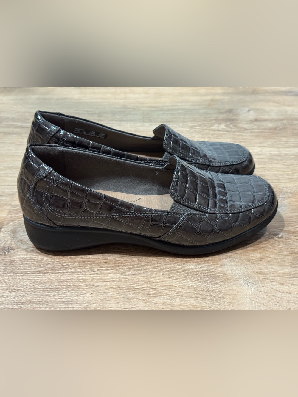 Clarks Croc-Embossed Slip-On Loafers in Dark Gray Size 7.5